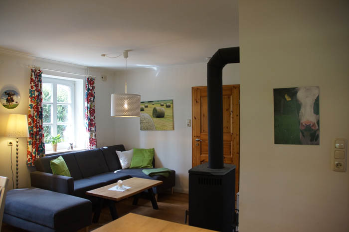Ferienwohnung Kaustall Blick aus der Küche in den Wohnbereich
