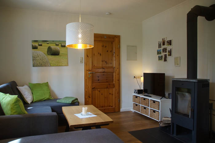 Ferienwohnung Kaustall Wohnbereich mit Blick auf den Ofen