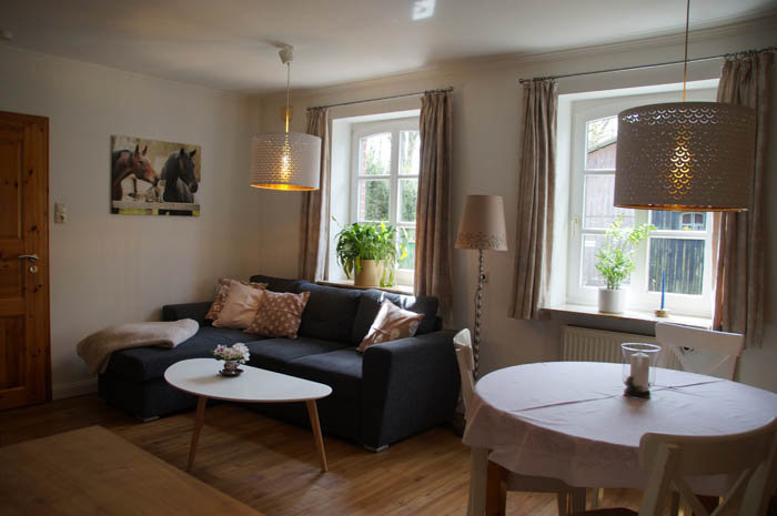 Ferienwohnung Peerstall Blick aus der Küche in den Wohnbereich