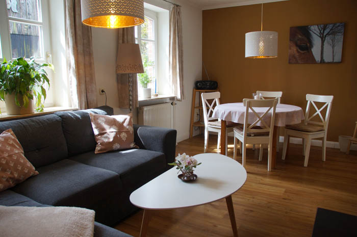 Ferienwohnung Peerstall Blick in den Wohn-Essbereich