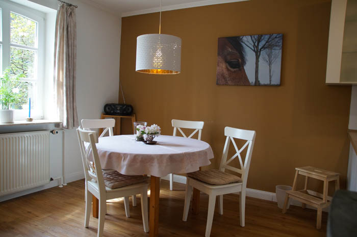 Ferienwohnung Peerstall Essbereich mit Blick auf die Terrasse