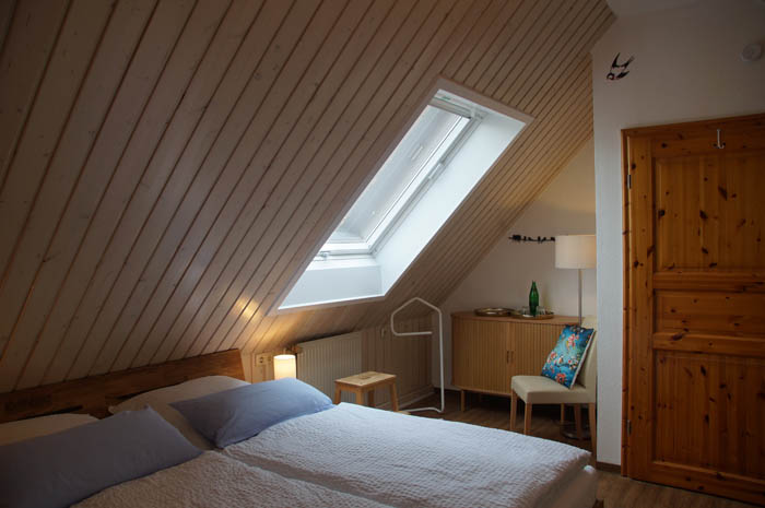 Doppelzimmer Zwei Dachflächenfenster mit Blick in die Eichen